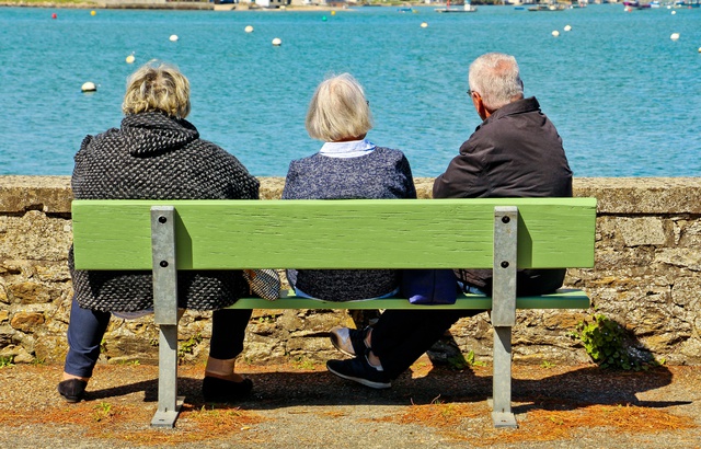 Des retraités sur un banc face à la mer à Penerf Morbihan Bretagne sud France. (Illustration) — GILE Michel/SIPA Retraite a 64ans
