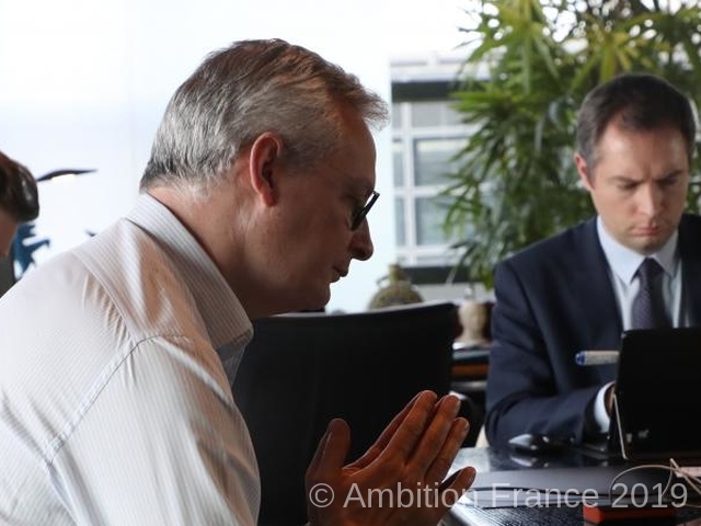 Le ministre de l'Economie, Bruno Le Maire, et son cabinet négocient par téléphone lors d'une réunion de l'Eurogroupe, le 9 avril 2020, à Paris. (LUDOVIC MARIN / AFP)