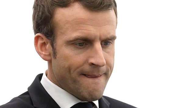 La confiance envers Emmanuel Macron chute de 16 points pour s'établir à 20% seulement. Inversement, Marine Le Pen, dont l'image s'était dégradée en 2017, gagne 8 points de confiance. LUDOVIC MARIN/AFP