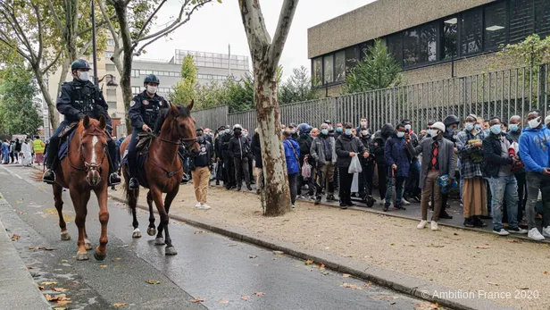 Tous les vendredis, les fidèles font la queue pour aller prier à la mosquée de l’Institut socioculturel des musulmans de Paris, dans le 18e. voir Cyril Tous les vendredis, les fidèles font la queue pour aller prier à la mosquée de l’Institut socioculturel des musulmans de Paris, dans le 18e. voir Cyril