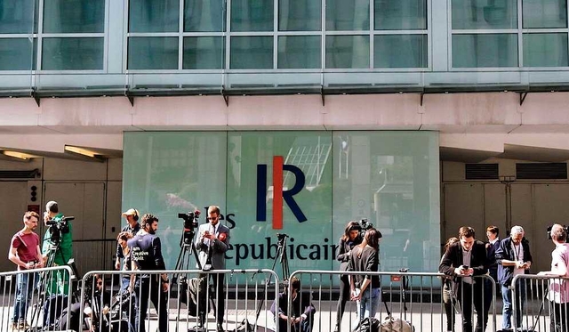 Des journalistes patientent devant le siège des Républicains, le 27 mai à Paris. - Crédits photo : Vincent Isore/Vincent Isore/IP3